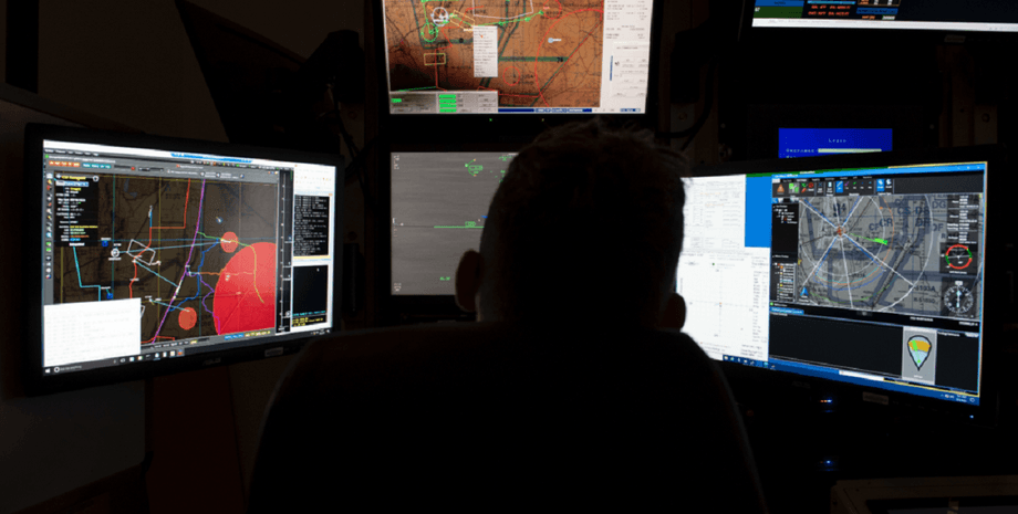 оператор систем за работой