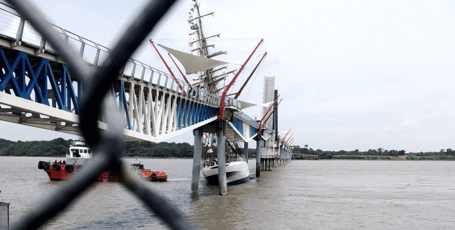 Эквадор, парусник, мост