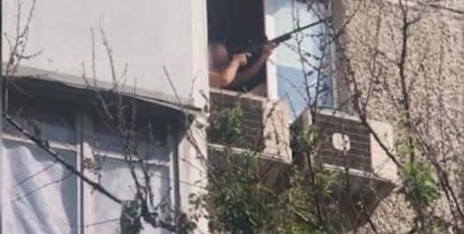 Мужчина с ружьем, Мужчина с ружьем на балконе, охотник на дроны, киев ружье дроны