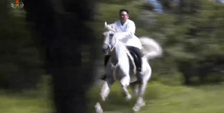 Ким Чен Ын  на коне, северная корея