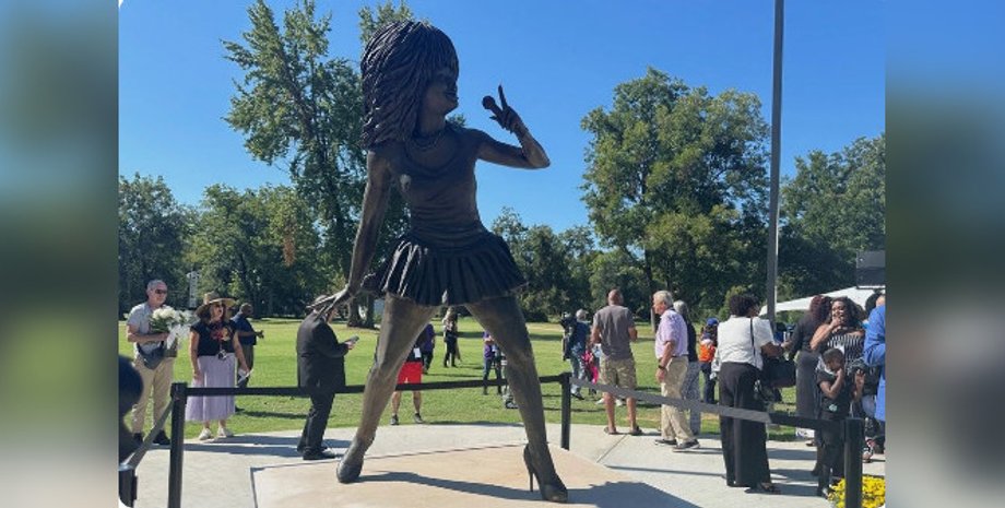 Памятник рок-легенде вызвал массовую критику