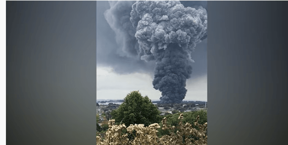 пожежа, англія, склад, фото