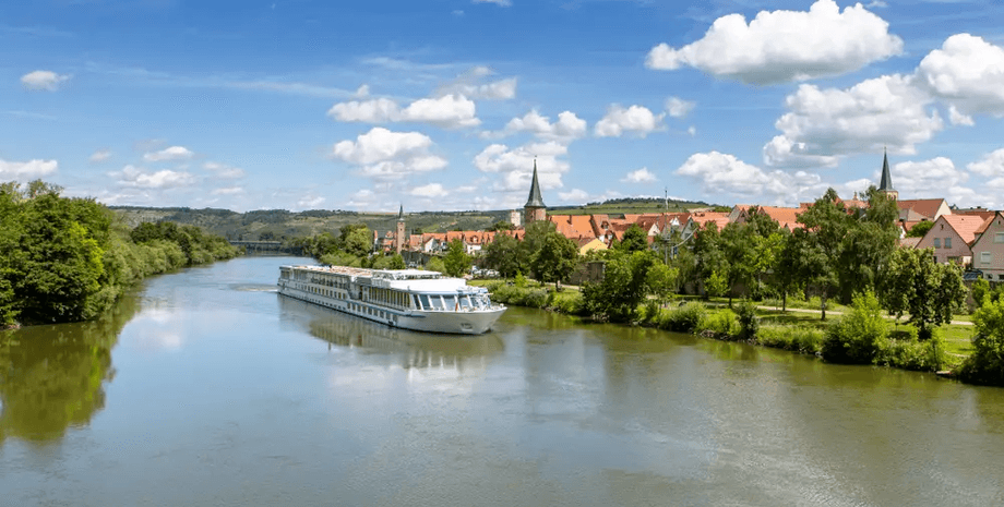 Речной круиз, круизный лайнер, корабль, круиз по реке, забыли пассажиров, туристы не успели на корабль, корабль мечты, остались в порту