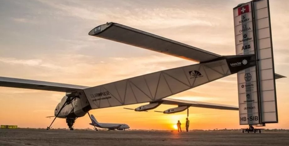 Літак Solar Impulse на сонячних батареях стоїть на злітній смузі на заході сонця перед етапом навколосвітньої подорожі