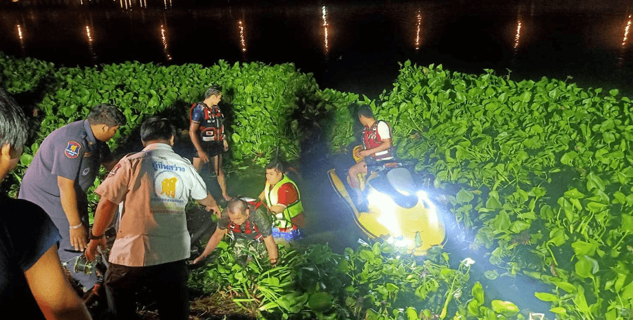 Пьяный солдат, прыгнул с 80-метрового моста, упал в воду, хотел удивить женщину, незнакомка, спасательная операция, надувной жилет