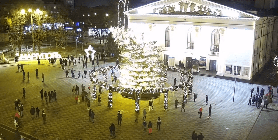 елка мариуполь, центр мариуполя, упала елка, елки в украине