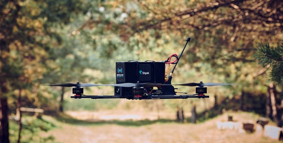 Los quadcopters de Zapak están equipados con un sistema de exploración remota y ...