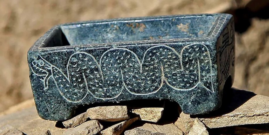 во время раскопок захоронения археологи обнаружили древние артефакты