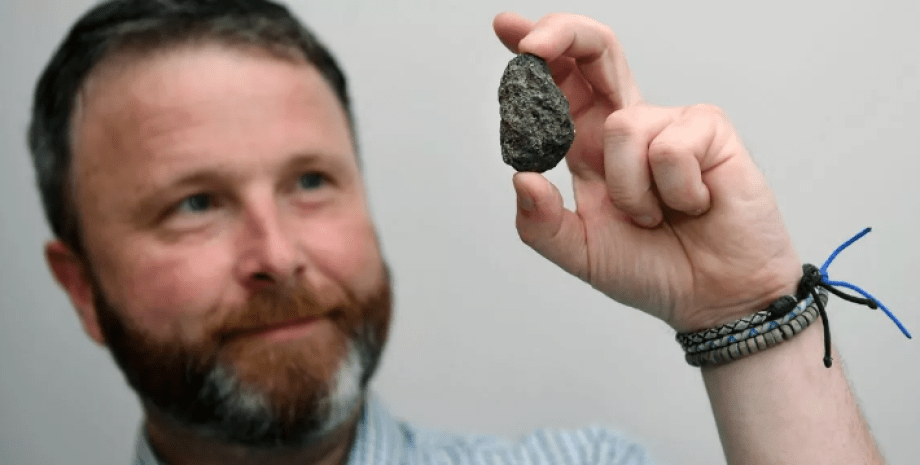Метеорит, камень, обломок, находка, фото, Великобритания, Дэн Чарлтон, профессор Саймон Келли