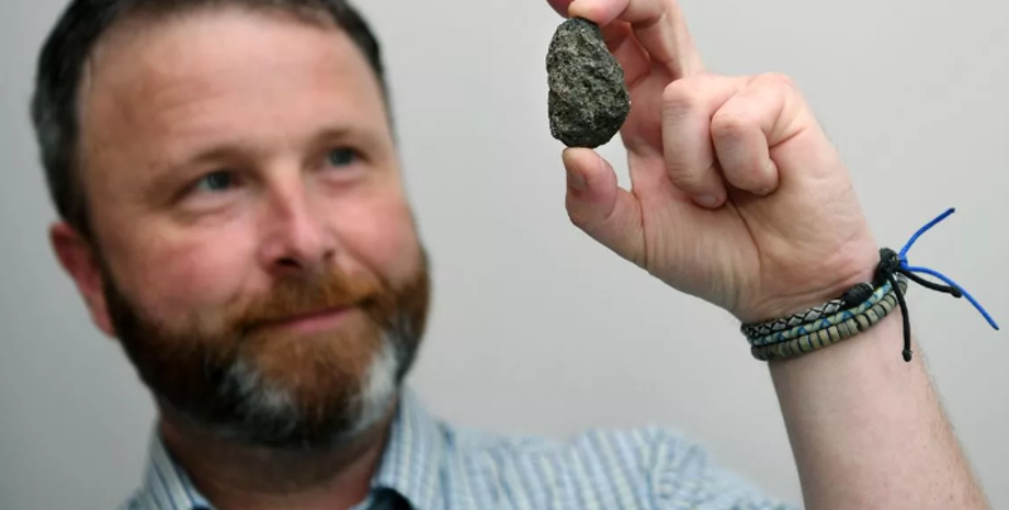 Метеорит, камінь, уламок, знахідка, фото, Велика Британія, Ден Чарлтон, професор Саймон Келлі