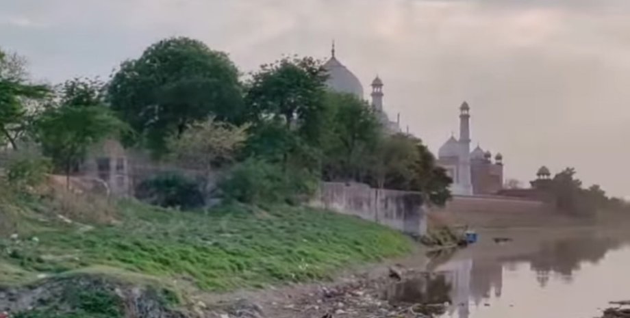 туристы обнаружили кучи мусора вблизи культового Тадж-Махала