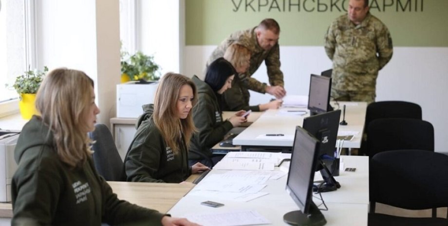 Ozbrojené síly Ukrajiny mají významný počet volných pracovních míst, která se vz...
