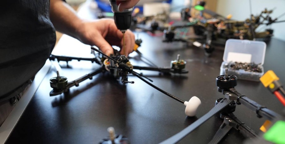 In addition to the standard FPV-punks, volunteers produce drones-bombers, multif...