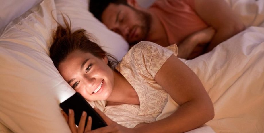 Смартфон, постель, женщина, сон