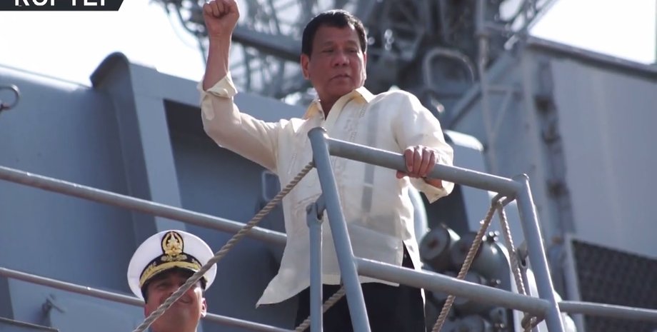 Родриго Дутерте на борту корабля ВМФ РФ / Скриншот: rt.com