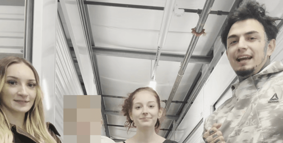 Семья живет на складе