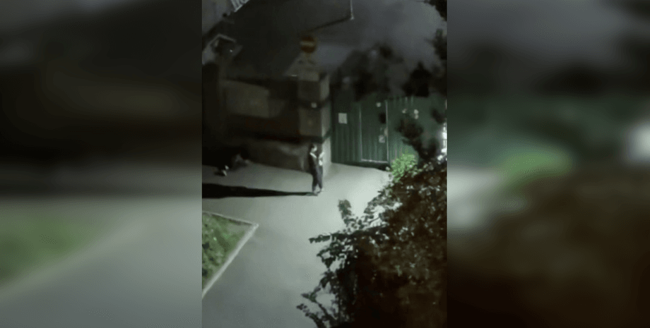 Девушка ночует под ТЦК после мобилизации мужа Девушка ночует под ТЦК