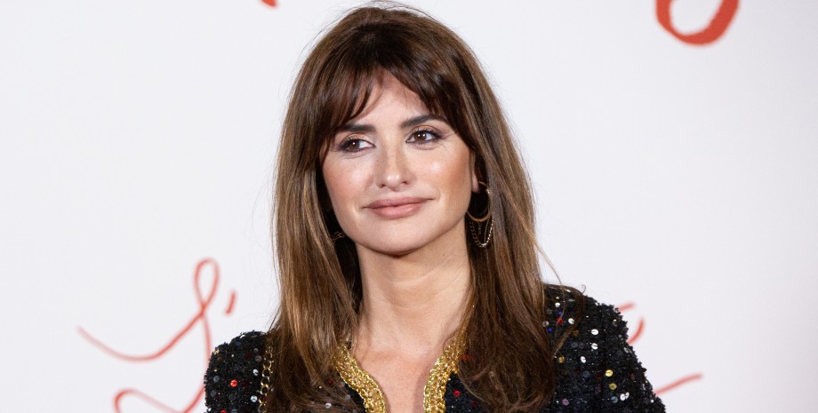 Пенелопа Крус появилась на премьере фильма "Феррари" в цветочном платье с пикантным декольте Пенелопа Крус появилась на премьере фильма "Феррари" в цветочном платье с пикантным декольте