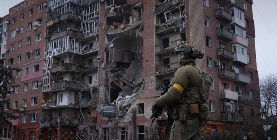 Солдати ЗСУ в Покровську зруйновані будинки в Покровську