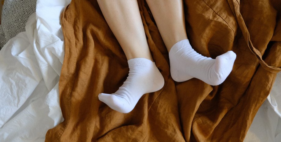 ступни, носки, постельное, фото