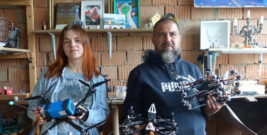 Violetta Oliynyk ha imparato a controllare i droni raccolti da sola. Tuttavia, s...