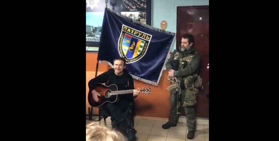 Святослав Вакарчук спел перед полицейскими
