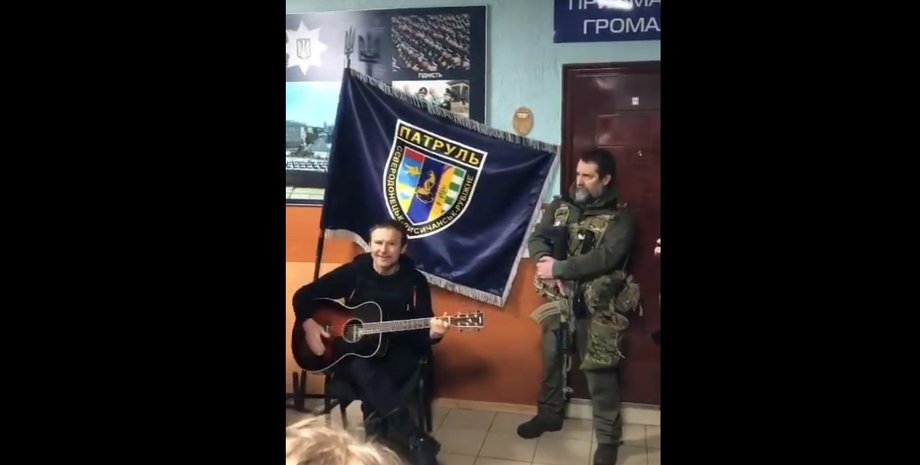 Святослав Вакарчук заспівав перед поліцейськими