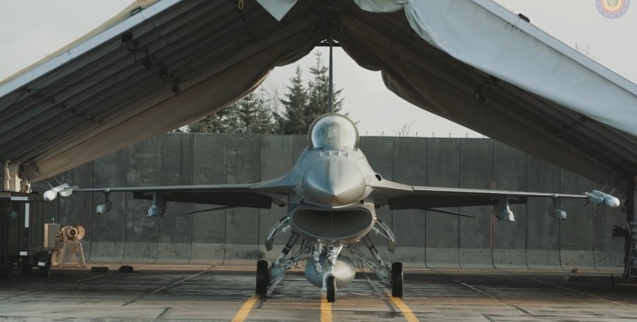 Истребитель F-16 в Дании