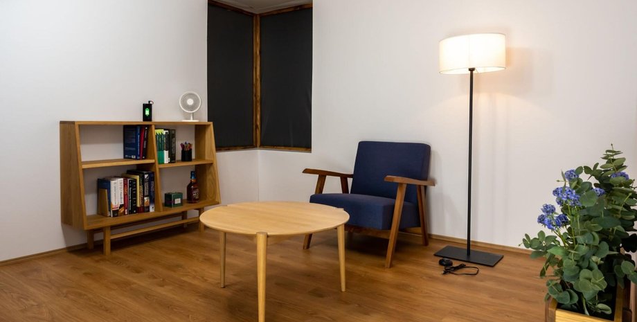 Зарядка, комната, аккумулятор