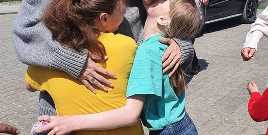 Анджелина Джоли, Анджелина Джоли приехала в Украину, Анджелина Джоли во Львове, Анджелина Джоли в Бориславе