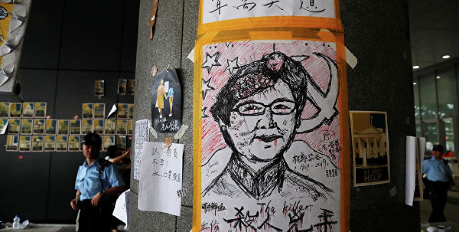 Карикатура на лидера Гонконга Кэрри Лам / РИА Новости