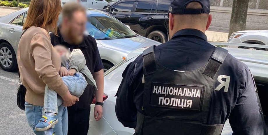 Женщина со своим сыном и полиция