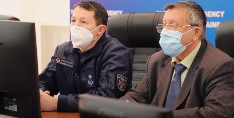 Глава Департамента реагирования на ЧС Владимир Демчук и Анатолий Прокопенко. Скриншот видео.