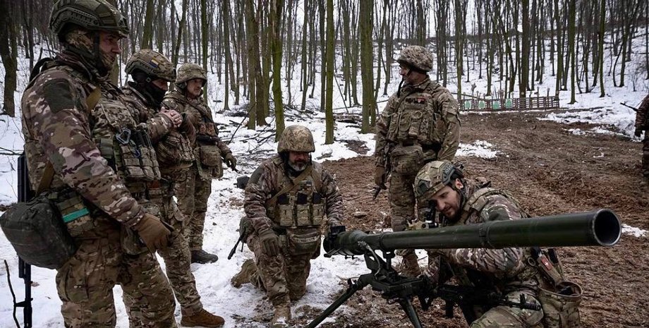 Українські військові на полі бою