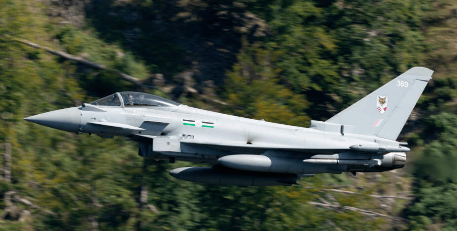 Британський винищувач Eurofighter Typhoon, літаки НАТО над Чорним морем, острів Зміїний