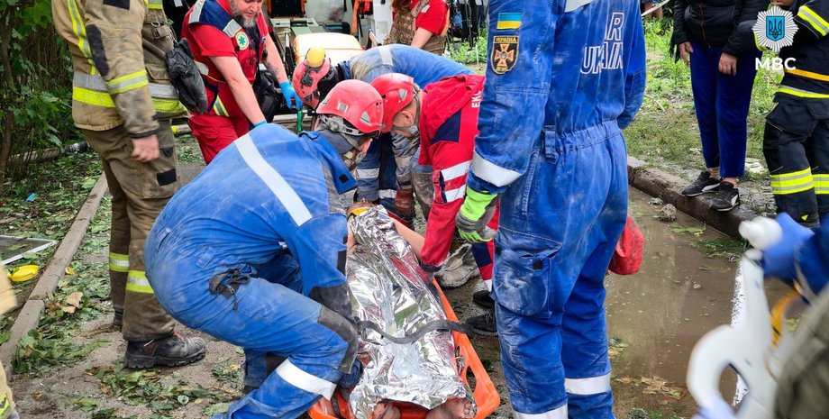 Из-под завалов достали пострадавшего в Киеве из-под завалов