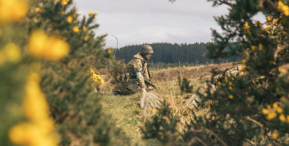 Украинский военный на поле боя