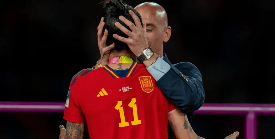 рубиалес поцелуй в губы Рубиалеса и Эрмосо