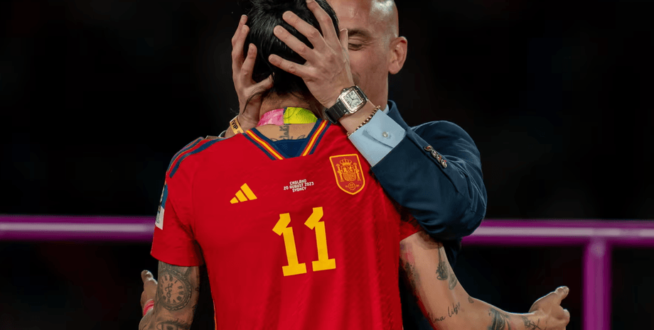 поцелуй в губы Рубиалеса и Эрмосо