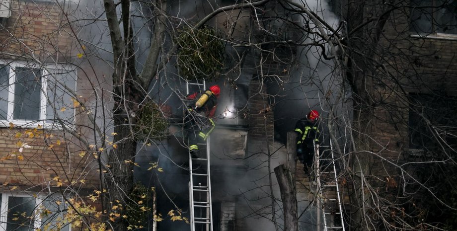 пожежа, київ обстріл, будинок, рятувальники, ДСНС