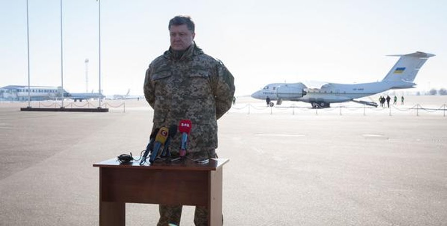 Петр Порошенко в Борисполе 18 февраля / Фото: twitter Порошенко