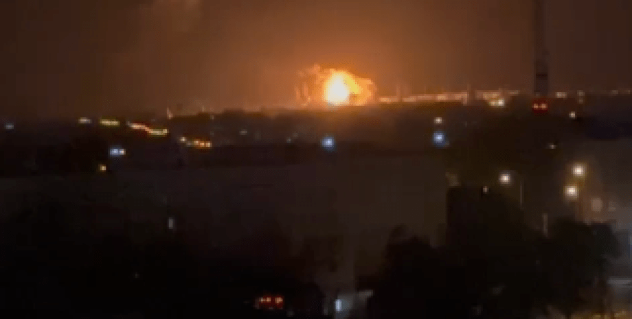Nach den genauen Streiks der ukrainischen Drohnen begannen die Brände und die Ev...