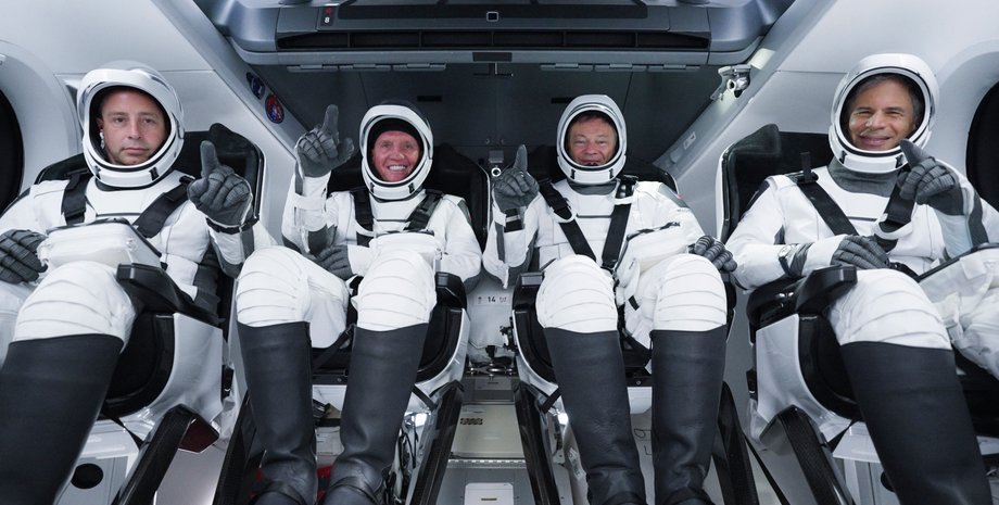 мкс це, космічні туристи, космічний туризм, спейс ікс, spacex, crew dragon, falcon 9