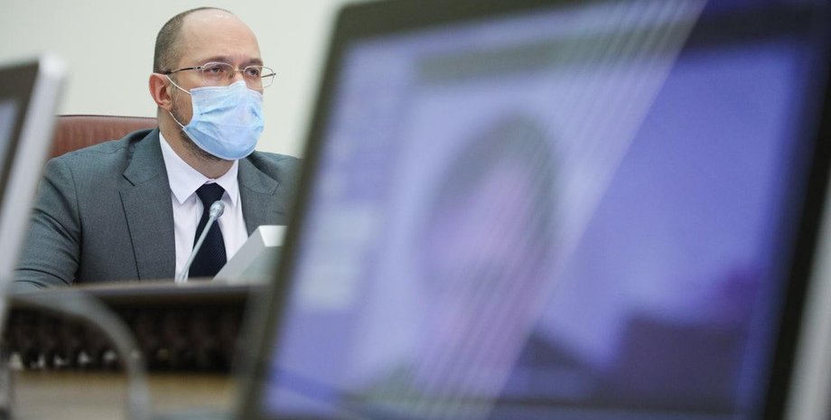 Денис Шмыгаль в маске