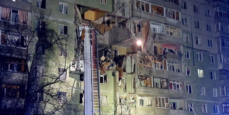 Разрушенная многоэтажка в Сумах