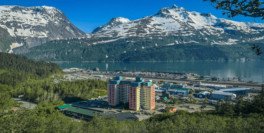 Панорама Уиттиера на Аляске с видом на горы, залив и 14-этажный жилой комплекс Begich Towers