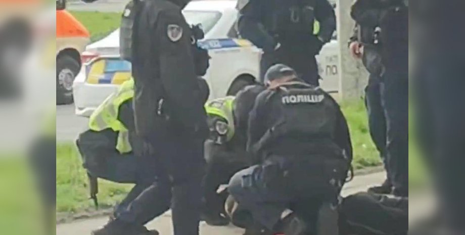 Через добу після Києва: в Чернігові невідомі влаштували стрілянину (фото, відео)