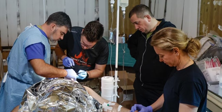 Медики во время операции