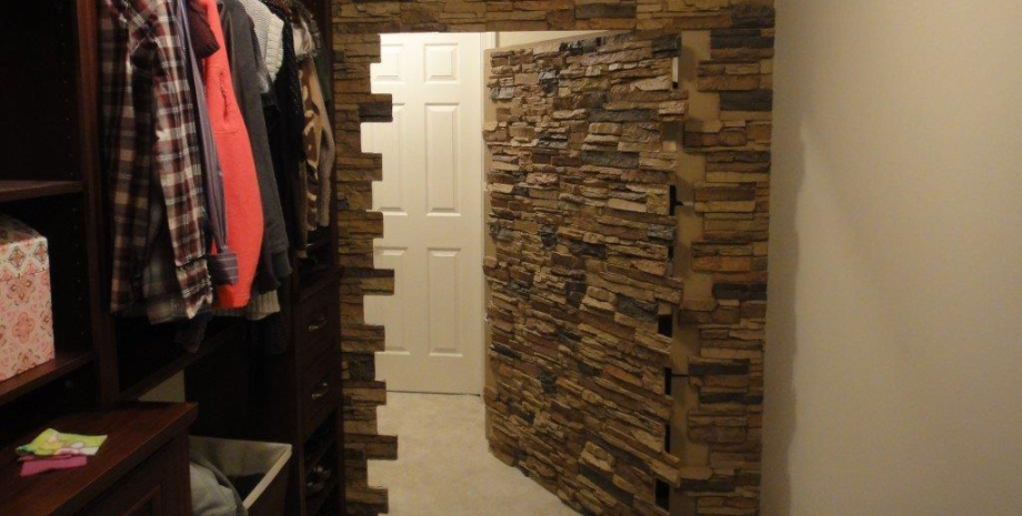 Дверь в стене Дверь в стене, потайная комната, комната за стеной, скрытая комната, не знали о комнате в доме, необычная находка,