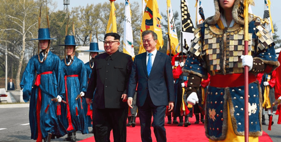 Ким Чен Ын и Мун Чжэ Ин/Фото: twitter.com/TheBlueHouseKR